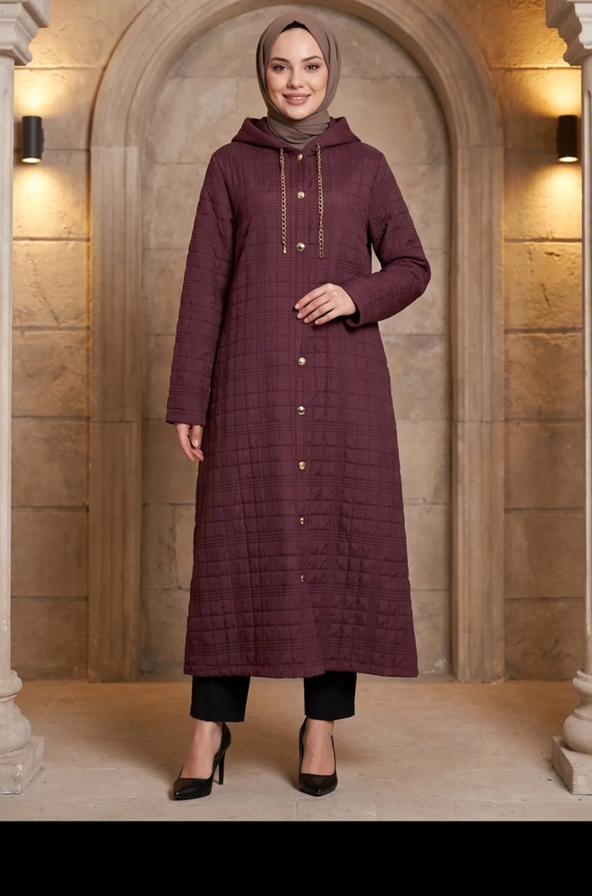 Kapüşonlu Zincir Detaylı Kapitone Kaban